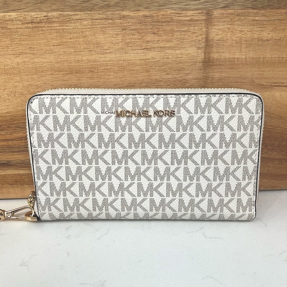 MICHAEL Michael Kors Handbags - Michael Kor’s Jet Set Leather Wallet w/Phone Pocket